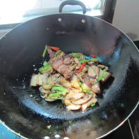 腊肉烧茄片的做法