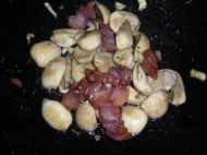 腊肉炒草菇的做法