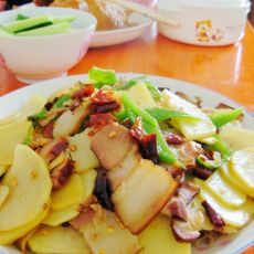 腊肉炒尖椒土豆的做法 腊肉炒尖椒土豆的做法