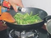 青椒炒腊味的做法