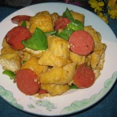 尖椒香肠炒油豆腐的做法