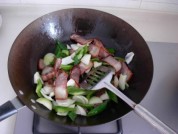 圆葱青椒炒腊肉的做法