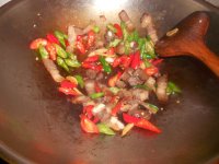 腊肉炒双辣椒的做法