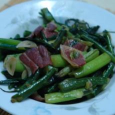 腊肉炒红菜薹的做法