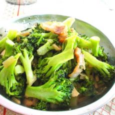 西兰花炒腊肉的做法