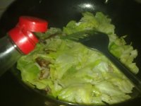 腊肉炒圆白菜的做法