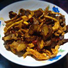 腊肉炒辣椒萝卜的做法 腊肉炒辣椒萝卜的做法