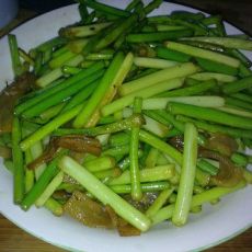 腊肉烧蒜苔的做法