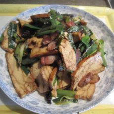 蒜苗香干炒腊肉的做法 蒜苗香干炒腊肉的做法
