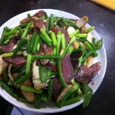 蒜薹豆腐圆子炒腊肉的做法