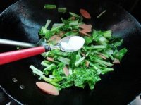 腊肉火腿炒白菜的做法