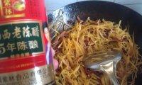 腊肉条炒土豆丝的做法