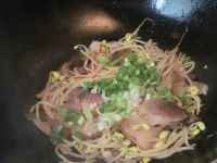 腊肉炒豆芽的做法