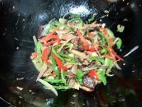 茶树菇炒腊肉丁的做法