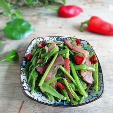 腊肉炒手撕空心菜的做法 腊肉炒手撕空心菜的做法