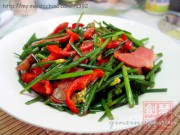 韭菜花炒腊肉的做法