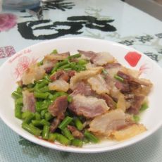 自制腊肉炒蒜苔的做法