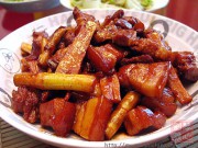 五花肉焖笋尖的做法