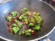 腊肉炒秋葵的做法