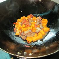 老南瓜丁炒腊肉的做法