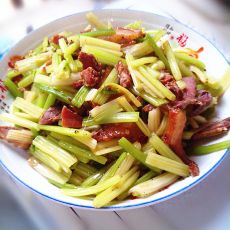 腊肉炒芹菜的做法