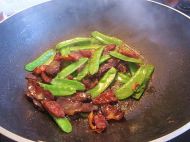 腊味炒荷豆的做法