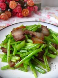 腊肉芹菜的做法