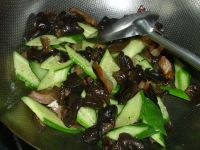 腊肉木耳炒黄瓜的做法