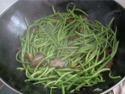 腊肉炒蓠蒿的做法