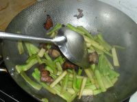 腊肉炒西兰花梗的做法