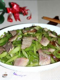 香芹炒腊肉的做法