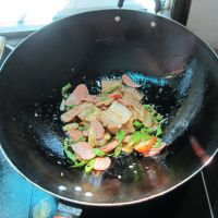辣炒腊肉火腿肠的做法