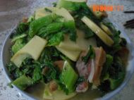 腊肉盖菜焖冬笋的做法