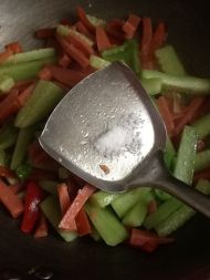 双色黄瓜炒香肠的做法