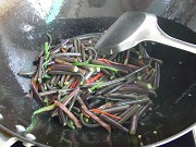 腊肉炒山蕨的做法