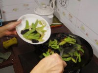 兰芹木耳炒腊肉的做法