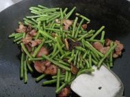 黄豆酱煸豆角的做法