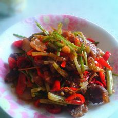 红椒芹菜炒腊肉的做法 红椒芹菜炒腊肉的做法