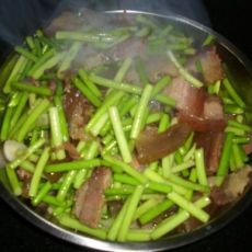 蒜台炒腊肉的做法