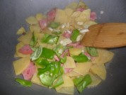 土豆片炒火腿的做法