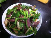 蒜薹豆腐圆子炒腊肉的做法