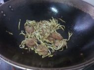 香肠炒豆芽的做法