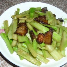 腊肉炒西兰花梗的做法