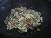 火腿肠黄瓜炒饭的做法