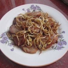 香肠炒豆芽的做法