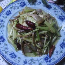 腊肉金针菜炒芹菜的做法 腊肉金针菜炒芹菜的做法