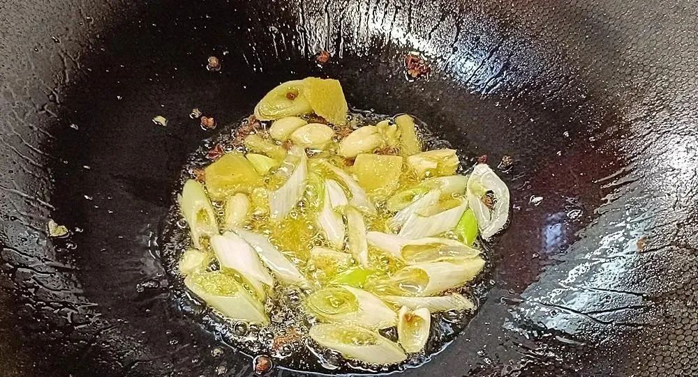 家常炖鱼这样做简单又好吃，肉质鲜香入味不腥不柴，特别美味
