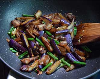 茄子炒五花肉的做法