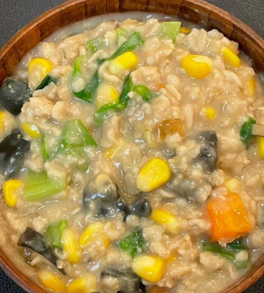 生菜皮蛋燕麦粥的做法