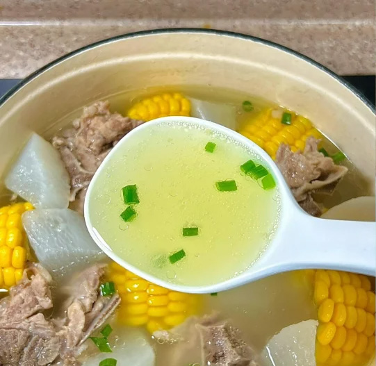 白萝卜玉米排骨汤的做法